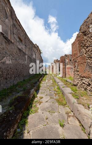 Kopfsteinpflasterstraßen in der ruinierten Stadt Pompei am Fuß des Vesuv Stockfoto