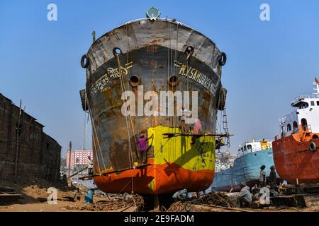 Dhaka, Bangladesch. Februar 2021, 4th. Hafenarbeiter führen am 4. Februar 2021 Wartungsarbeiten am Rumpf eines Schiffes am Ufer des Buriganga-Flusses in Dhaka, Bangladesch, durch. Kredit: Zabed Hasnain Chowdhury/ZUMA Wire/Alamy Live Nachrichten Stockfoto