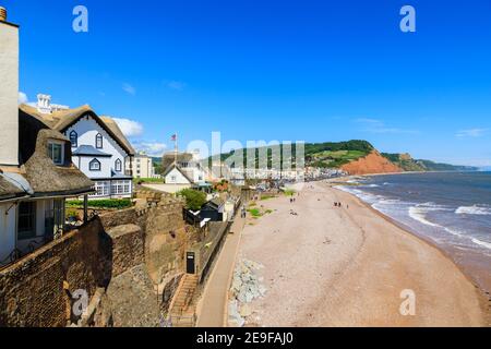 Blickrichtung Blick Richtung Osten nach Salcombe Hill über das Meer, den Strand und die Küste von Sidmouth, einer beliebten Küstenstadt an der Südküste in Devon, Südwestengland Stockfoto