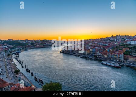 Luftaufnahme des Douro Flusses, der durch Porto, Portugal führt Stockfoto