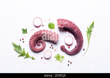 Tentakeln von Eintopf Oktopus mit Gemüse isoliert auf weißem Hintergrund. Draufsicht. Stockfoto