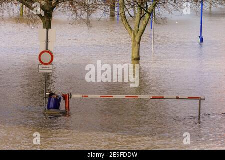 Duisburg, NRW, Deutschland. Februar 2021, 04th. Der Wasserstand am Rhein ist in Ruhrort nahe dem Duisburger Hafen auf 9,25 Meter gestiegen. Die Hochwassersituation Nordrhein-Westfalen blieb am Donnerstag angespannt, die Wasserstände dürften entlang des Rheins in Duisburg weiter steigen, ebenso wie Düsseldorf, Wesel und Köln, wo Schiffe nun nicht mehr fahren können. Kredit: Imageplotter/Alamy Live Nachrichten Stockfoto