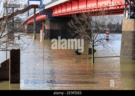 Duisburg, NRW, Deutschland. Februar 2021, 04th. Der Wasserstand am Rhein ist in Ruhrort nahe dem Duisburger Hafen auf 9,25 Meter gestiegen. Die Hochwassersituation Nordrhein-Westfalen blieb am Donnerstag angespannt, die Wasserstände dürften entlang des Rheins Duisburg weiter steigen, ebenso wie Düsseldorf, Wesel und Köln, wo Schiffe nun nicht mehr fahren können. Kredit: Imageplotter/Alamy Live Nachrichten Stockfoto