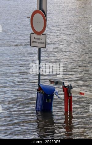 Duisburg, NRW, Deutschland. Februar 2021, 04th. Der Wasserstand am Rhein ist in Ruhrort nahe dem Duisburger Hafen auf 9,25 Meter gestiegen. Die Hochwassersituation Nordrhein-Westfalen blieb am Donnerstag angespannt, die Wasserstände dürften entlang des Rheins Duisburg weiter steigen, ebenso wie Düsseldorf, Wesel und Köln, wo Schiffe nun nicht mehr fahren können. Kredit: Imageplotter/Alamy Live Nachrichten Stockfoto