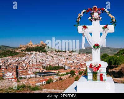 Kreuz geschmückt während des Festes der Mai-Kreuze, im Hintergrund, Stadtbild mit La Mota Festung, islamischen Ursprungs, auf dem Hügel mit der gleichen na Stockfoto