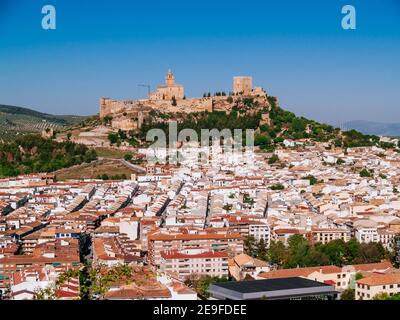 Stadtbild mit der Festung La Mota, islamischen Ursprungs, auf dem gleichnamigen Hügel. Alcalá la Real, Jaén, Andalucía, Spanien, Europa Stockfoto