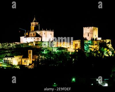 Stadtbild mit der Festung La Mota, islamischen Ursprungs, auf dem gleichnamigen Hügel. Alcalá la Real, Jaén, Andalucía, Spanien, Euro Stockfoto