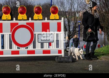 Duisburg, NRW, Deutschland. Februar 2021, 04th. Schilder warnen Wanderer, sich der steigenden Wasserstände bewusst zu sein. Der Wasserstand am Rhein ist in Ruhrort nahe dem Duisburger Hafen auf 9,25 Meter gestiegen. Die Hochwassersituation Nordrhein-Westfalen blieb am Donnerstag angespannt, die Wasserstände dürften entlang des Rheins Duisburg weiter steigen, ebenso wie Düsseldorf, Wesel und Köln, wo Schiffe nun nicht mehr fahren können. Kredit: Imageplotter/Alamy Live Nachrichten Stockfoto