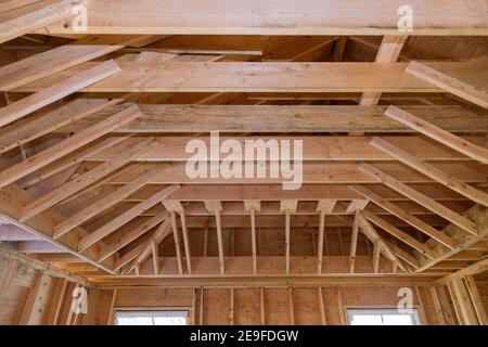 Holzbalken Decke gerahmtes Gebäude im Bau Inneren Wohnheim Stockfoto