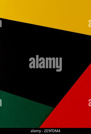 Februar Black History Month. Abstraktes Papier geometrischer schwarzer, roter, gelber, grüner Hintergrund. Platz kopieren, für den Text platzieren. Draufsicht. Stockfoto