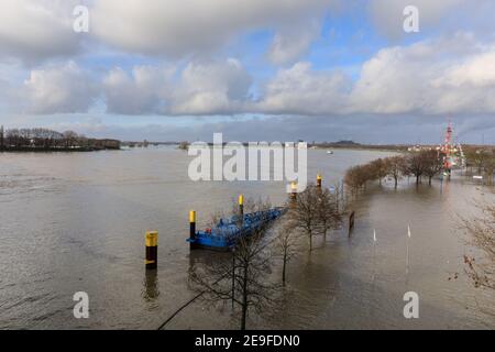 Duisburg, NRW, Deutschland. Februar 2021, 04th. Der Wasserstand am Rhein ist in Ruhrort nahe dem Duisburger Hafen auf 9,25 Meter gestiegen. Die Hochwassersituation Nordrhein-Westfalen blieb am Donnerstag angespannt, die Wasserstände dürften entlang des Rheins Duisburg weiter steigen, ebenso wie Düsseldorf, Wesel und Köln, wo Schiffe nun nicht mehr fahren können. Kredit: Imageplotter/Alamy Live Nachrichten Stockfoto