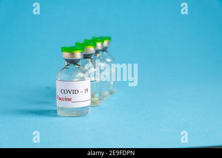 COVID-19-Impfstoff auf blauem Hintergrund Stockfoto