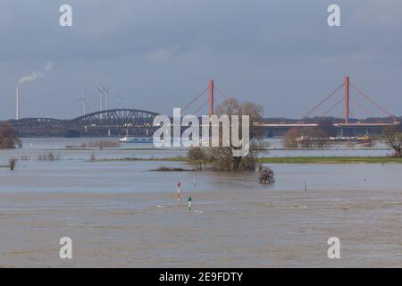 Duisburg, NRW, Deutschland. Februar 2021, 04th. Der Wasserstand am Rhein ist in Ruhrort nahe dem Duisburger Hafen auf 9,25 Meter gestiegen. Die Hochwassersituation Nordrhein-Westfalen blieb am Donnerstag angespannt, die Wasserstände dürften entlang des Rheins Duisburg weiter steigen, ebenso wie Düsseldorf, Wesel und Köln, wo Schiffe nun nicht mehr fahren können. Kredit: Imageplotter/Alamy Live Nachrichten Stockfoto