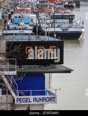 Duisburg, NRW, Deutschland. Februar 2021, 04th. Der Pegel Ruhrort Wasserstand Wachturm. Der Wasserstand am Rhein ist in Ruhrort nahe dem Duisburger Hafen auf 9,25 Meter gestiegen. Die Hochwassersituation Nordrhein-Westfalen blieb am Donnerstag angespannt, die Wasserstände dürften entlang des Rheins in Duisburg weiter steigen, ebenso wie Düsseldorf, Wesel und Köln, wo Schiffe nun nicht mehr fahren können. Kredit: Imageplotter/Alamy Live Nachrichten Stockfoto