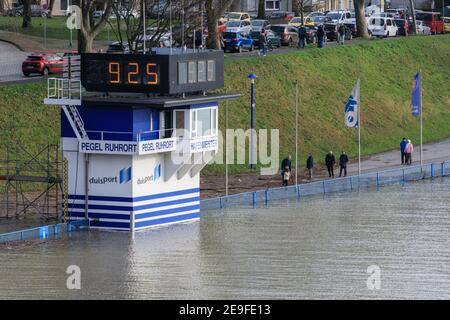 Duisburg, NRW, Deutschland. Februar 2021, 04th. Der Wasserstand am Rhein ist in Ruhrort nahe dem Duisburger Hafen auf 9,25 Meter gestiegen. Die Hochwassersituation Nordrhein-Westfalen blieb am Donnerstag angespannt, die Wasserstände dürften entlang des Rheins Duisburg weiter steigen, ebenso wie Düsseldorf, Wesel und Köln, wo Schiffe nun nicht mehr fahren können. Kredit: Imageplotter/Alamy Live Nachrichten Stockfoto