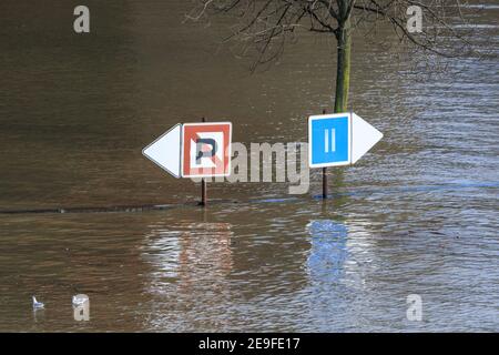 Duisburg, NRW, Deutschland. Februar 2021, 04th. Der Wasserstand am Rhein ist in Ruhrort nahe dem Duisburger Hafen auf 9,25 Meter gestiegen. Die Hochwassersituation Nordrhein-Westfalen blieb am Donnerstag angespannt, die Wasserstände dürften entlang des Rheins Duisburg weiter steigen, ebenso wie Düsseldorf, Wesel und Köln, wo Schiffe nun nicht mehr fahren können. Kredit: Imageplotter/Alamy Live Nachrichten Stockfoto