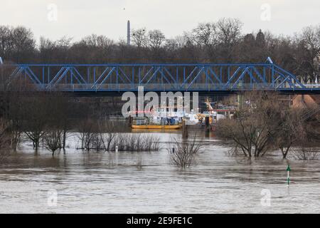 Duisburg, NRW, Deutschland. Februar 2021, 04th. Der Wasserstand am Rhein ist in Ruhrort nahe dem Duisburger Hafen auf 9,25 Meter gestiegen. Die Hochwassersituation Nordrhein-Westfalen blieb am Donnerstag angespannt, die Wasserstände dürften entlang des Rheins Duisburg weiter steigen, ebenso wie Düsseldorf, Wesel und Köln, wo Schiffe nun nicht mehr fahren können. Kredit: Imageplotter/Alamy Live Nachrichten Stockfoto