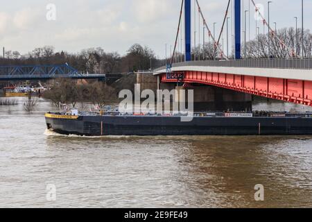 Duisburg, NRW, Deutschland. Februar 2021, 04th. Ein Transportschiff fährt unter der Friedrich-Ebert-Brücke vorbei. Der Wasserstand ist am Ruhrort in Duisburg auf 9,25 Meter gestiegen. Die Hochwassersituation Nordrhein-Westfalen blieb am Donnerstag angespannt, die Wasserstände dürften entlang des Rheins in Duisburg weiter steigen, ebenso wie Düsseldorf, Wesel und Köln, wo Schiffe nun nicht mehr fahren können. Kredit: Imageplotter/Alamy Live Nachrichten Stockfoto