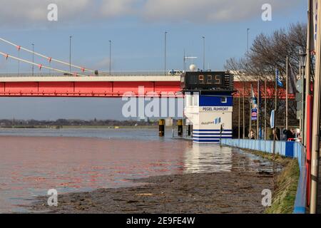 Duisburg, NRW, Deutschland. Februar 2021, 04th. Der Pegel Ruhrort Wasserstand Wachturm. Der Wasserstand am Rhein ist in Ruhrort nahe dem Duisburger Hafen auf 9,25 Meter gestiegen. Die Hochwassersituation Nordrhein-Westfalen blieb am Donnerstag angespannt, die Wasserstände dürften entlang des Rheins in Duisburg weiter steigen, ebenso wie Düsseldorf, Wesel und Köln, wo Schiffe nun nicht mehr fahren können. Kredit: Imageplotter/Alamy Live Nachrichten Stockfoto