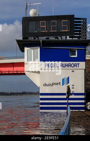 Duisburg, NRW, Deutschland. Februar 2021, 04th. Der Pegel Ruhrort Wasserstand Wachturm. Der Wasserstand am Rhein ist in Ruhrort nahe dem Duisburger Hafen auf 9,25 Meter gestiegen. Die Hochwassersituation Nordrhein-Westfalen blieb am Donnerstag angespannt, die Wasserstände dürften entlang des Rheins in Duisburg weiter steigen, ebenso wie Düsseldorf, Wesel und Köln, wo Schiffe nun nicht mehr fahren können. Kredit: Imageplotter/Alamy Live Nachrichten Stockfoto