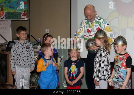 Schottland, Ayrshire, Boswell Book Festival Dumfries House Mai 2017. Der Kinderautor und Illustrator Nick Sharratt unterhält Kinder beim Festival Stockfoto