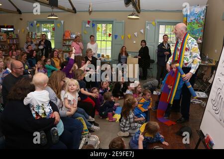 Schottland, Ayrshire, Boswell Book Festival Dumfries House Mai 2017. Der Kinderautor und Illustrator Nick Sharratt unterhält Kinder beim Festival Stockfoto