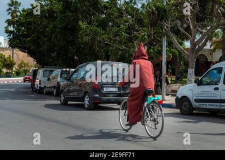 Casablanca, Marokko - 16. April 2016: Ein Mann mit einer traditionellen Kapuze, auf einem Fahrrad in der Stadt Casablanca. Stockfoto