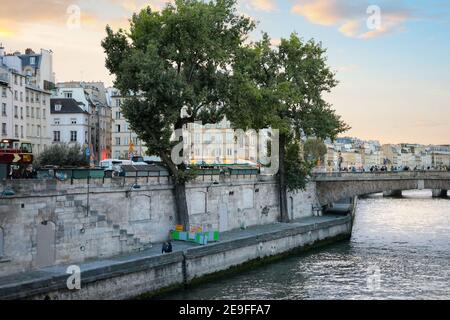 Am frühen Abend am Ufer der seine in Paris, Frankreich. Stockfoto