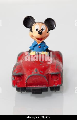 Vintage Diecast Spielzeug Modell MICKEY MAUS im Auto Stockfoto