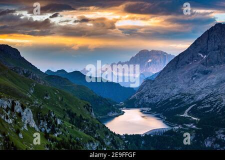 See Fedaia und Monte Civetta. Die Dolomiten bei Sonnenaufgang. Sonnenlicht Reflexion auf See Wasser. Italienische Alpen. Europa. Stockfoto