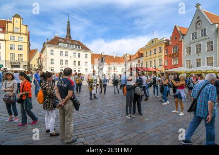 Ein Mann, der als mittelalterlicher Ritter verkleidet ist, unterhält Touristen Der Hauptplatz der Altstadt Tallinn Estland während der September-Marathon-Festival Stockfoto