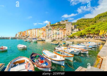 Boote säumen den Hafen der bunten, touristischen italienischen Stadt Portovenere, entlang der ligurischen Küste der italienischen Riviera. Stockfoto