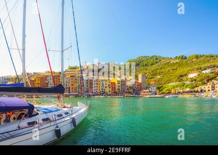 Ein Segelboot Segeln in den Hafen von der bunten Dorf Porto Venere an der ligurischen Küste Italiens in La Spezia Stockfoto