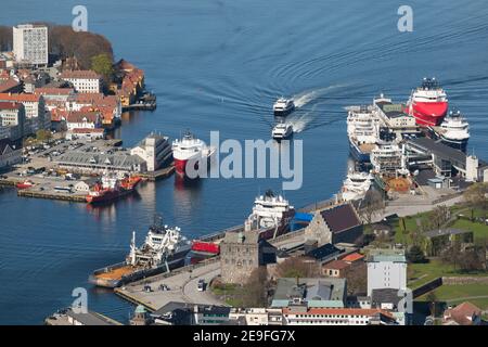 Der Blick auf Bergen und Vågen vom Berg Fløyen, Norwegen. Stockfoto