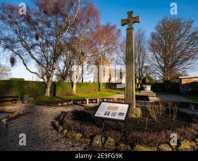 Rekonstruktion des angelsächsischen Kreuzes im Gedenkgarten, Aberlady, East Lothian, Schottland, Großbritannien Stockfoto