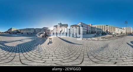 360 Grad Panorama Ansicht von 360°-Panoramafoto auf dem Pariser Platz in Berlin mit der US-Botschaft, der französischen Botschaft, dem Hotel Adlon und der Akademie der Künste.