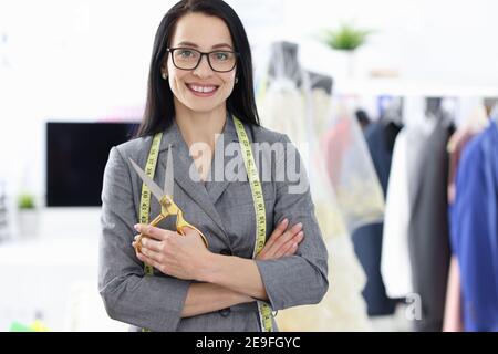 Portrait der lächelnden Frau Modedesignerin mit Schere in ihr Hände Stockfoto