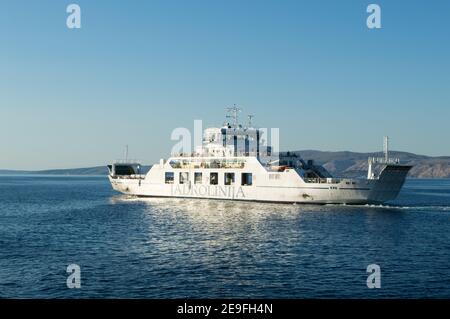 Kroatien - September 2020: Passagier- und Autofähre, die die kroatischen Inseln Krk und Cres verbinden, im Besitz der kroatischen Reederei Jadrolinija Stockfoto