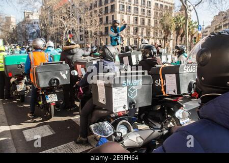 Stuart-Lieferer blockieren die Straße, während sie an der Demonstration teilnehmen.Hunderte von Lieferern von verschiedenen Heimlieferungsplattformen wie Deliveroo, Uber Eats, Glovo, Stuart und auch von Amazon oder Seur haben Barcelona mit ihren Autos getourt, Motorräder und Fahrräder in verschiedenen Städten in ganz Spanien während eines Protests gegen die Genehmigung des neuen Rider-Gesetzes, das darauf abzielt, die Situation dieser Arbeiter zu regulieren und die Figur der falschen Selbstständigen verschwinden zu lassen. Die neuen Rechtsvorschriften werden Unternehmen zwingen, ihre Arbeitnehmer einzustellen, und sie werden aufhören, selbständig zu sein Stockfoto