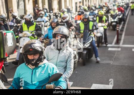 Die Lieferer blockieren die Straße, während sie an der Demonstration teilnehmen.Hunderte von Lieferern von verschiedenen Plattformen wie Deliveroo, Uber Eats, Glovo, Stuart und auch von Amazon oder Seur haben Barcelona mit ihren Autos getourt, Motorräder und Fahrräder in verschiedenen Städten in ganz Spanien während eines Protests gegen die Genehmigung des neuen Rider-Gesetzes, das darauf abzielt, die Situation dieser Arbeiter zu regulieren und die Figur der falschen Selbstständigen verschwinden zu lassen. Die neuen Rechtsvorschriften werden Unternehmen zwingen, ihre Arbeitnehmer einzustellen, und sie werden aufhören, selbständig zu sein, um Sal zu sein Stockfoto