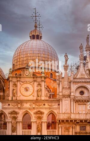 Venedig, Italien, Basilika san marco, Blick vom Innenhof auf den Dogenpalast Stockfoto