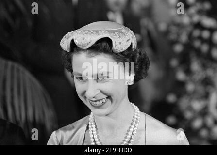 Königin Elizabeth II., Kopf und Schultern Porträt während eines Besuchs in Washington, D.C., USA, Warren K. Leffler, 17. Oktober 1957 Stockfoto