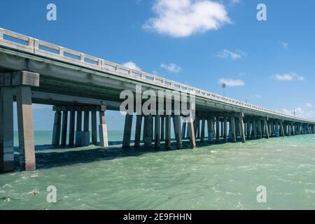 Betonbrücke über den Atlantik in Florida Keys an einem schönen Sommertag. Stockfoto