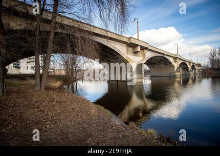 Prag, Tschechische Republik. Januar 2021, 25th. Der 21st. Januar 2021, Blick auf die Libenbrücke in Prag. Diese seltene Brücke, im kubistischen Stil gebaut, wurde für Autos und Straßenbahnen im Januar 2018 geschlossen. Es wurde nach sechs Wochen wieder eröffnet, als die Baufirma Verstärkung gemacht hatte. Kredit: Katerina Sulova/CTK Foto/Alamy Live Nachrichten Stockfoto