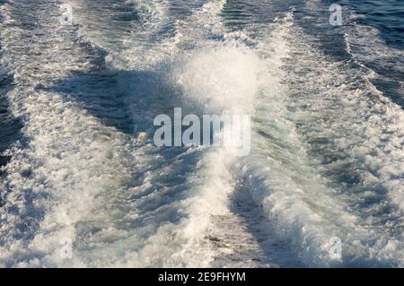 Wachen Sie hinter dem Hochgeschwindigkeits-Passagierschiff, Katamaran, verlassen das Meer Schaum und Wellenmuster auf der Wasseroberfläche, Adria Stockfoto