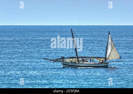 CABRERA DE MAR, SPANIEN - 30. Jul 2017: Der traditionelle Llaut ist ein kleines Lateen-Segelboot, etwa vier Meter lang, das drei Masten und ca. Stockfoto