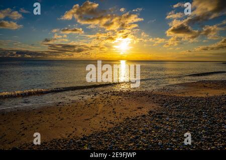 Sonnenuntergang am Brighton Beach, East Sussex, England, Großbritannien Stockfoto