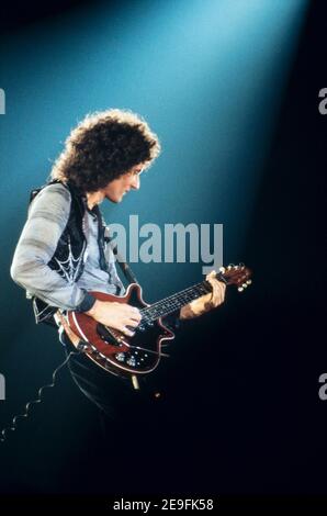 LEIDEN, NIEDERLANDE - 27. NOV 1980: Brian May Gitarrist von Queen bei einem Konzert in den Groenoordhallen in Leiden in den Niederlanden Stockfoto