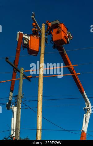 Toronto, Kanada, Oktober 2017 - zwei Power-Linemen in Kräne arbeiten an elektrischen Masten und Kabel für Wartung und Reparaturen Stockfoto