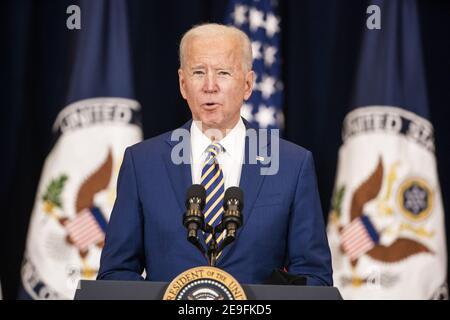 Washington, Usa. Februar 2021, 04th. US-Präsident Joe Biden wendet sich am Donnerstag, den 4. Februar 2021, an Mitarbeiter des US-Außenministeriums in Washington, DC. Biden wird voraussichtlich bekannt geben, dass er die Unterstützung der USA für die saudischen Offensivoperationen im Jemen beendet. Foto von Jim Lo Scalzo/UPI Kredit: UPI/Alamy Live Nachrichten Stockfoto